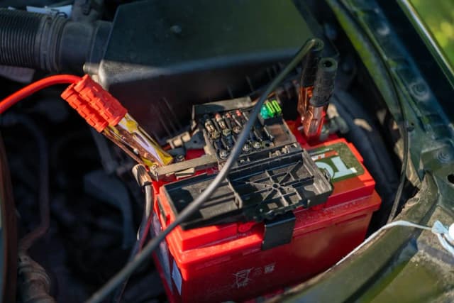 Motor bölmesinde aküye bağlı takviye kabloları
